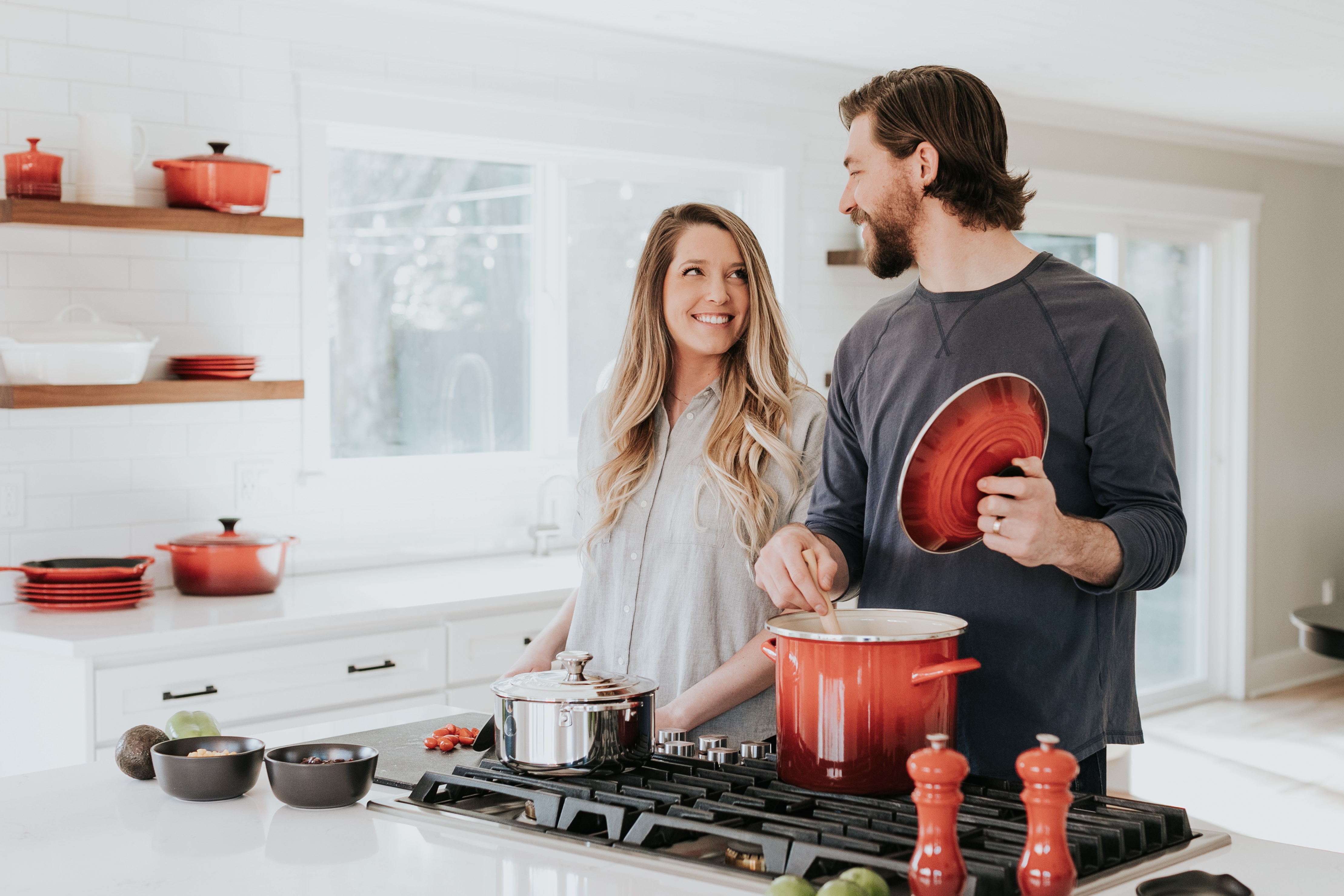 Un couple cuisine dans la bonne humeur grâce au gaz naturel