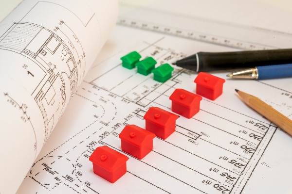 plans de lotissement avec de petites maisons en plastique rouges et vertes