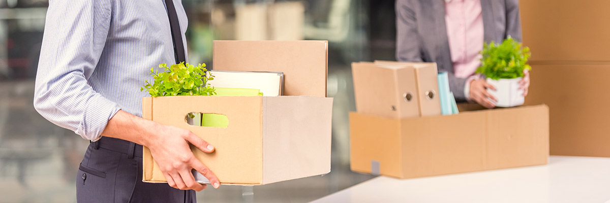 Deux employés de bureau sont en train de déménager leurs affaires dans la bonne humeur 