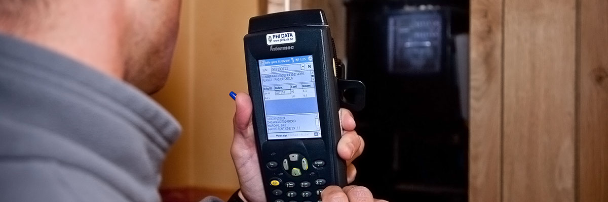 "un collaborateur ORES en train de relever l'index du compteur électrique chez un client