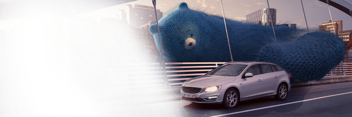 un ours bleu pousse une voiture CNG pour lui permettre de traverser un pont 