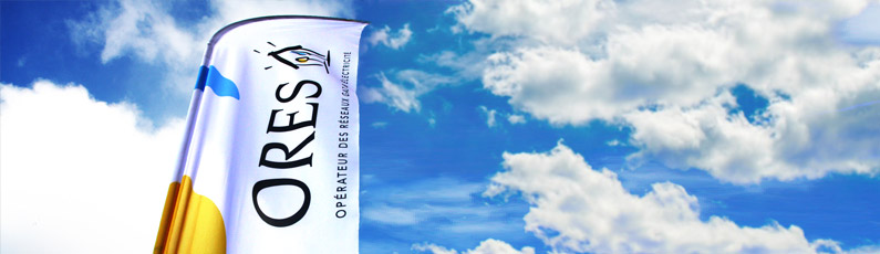 un panneau ORES flotte au vent devant un ciel bleu