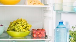 Vue sur l’intérieur d'un frigo, réfrigérateur ouvert 